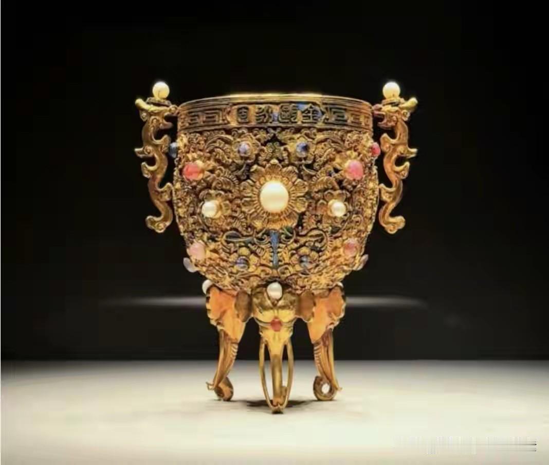 1860年，圆明园烧了三天三夜。一个叫杜平的法国军官，趁着火光冲天，从园子里