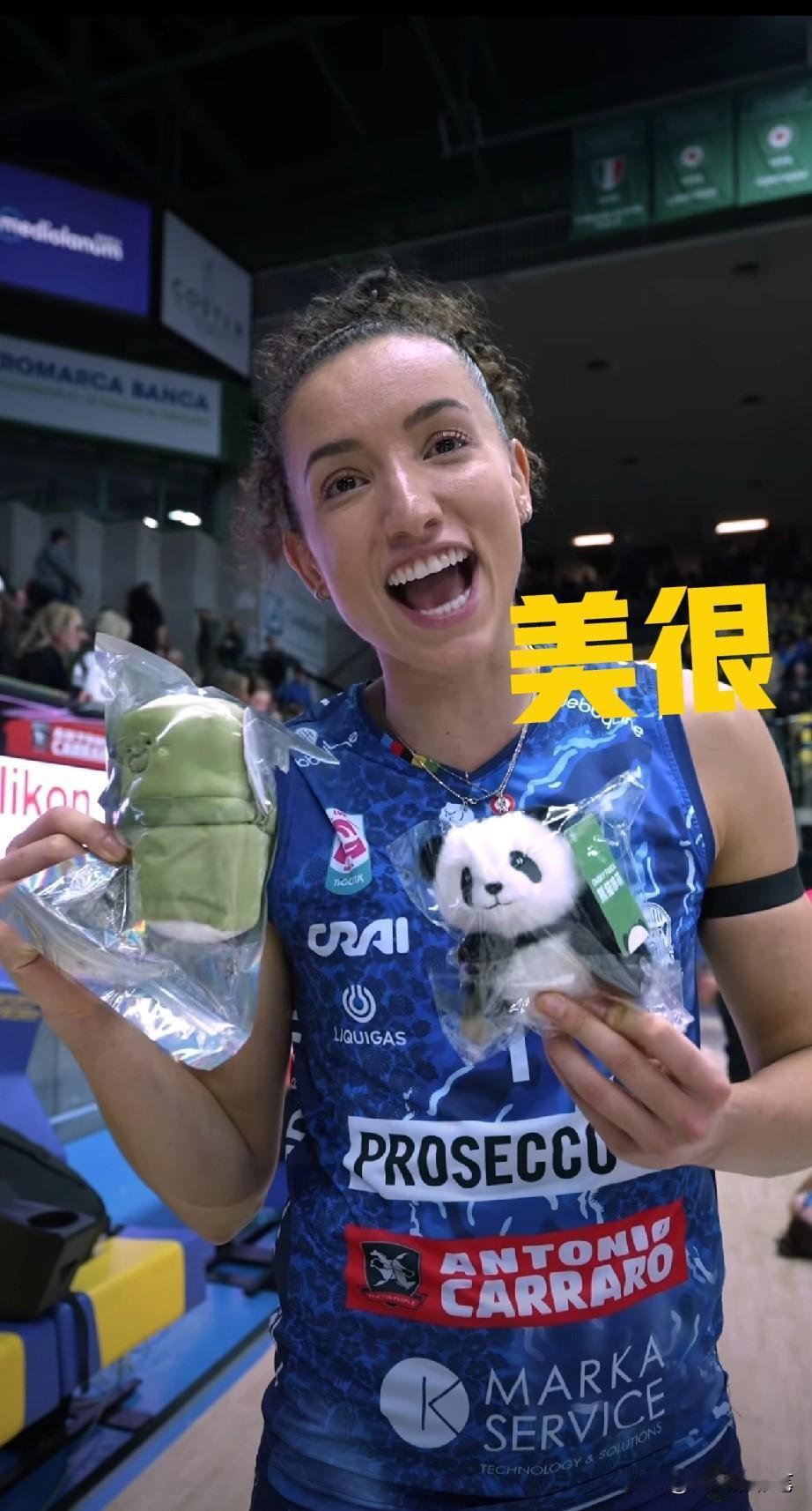 庄宇珊，社牛一枚啊[呲牙笑]瞧，加比笑得呲牙咧嘴，一手拿熊猫，一手拿竹筒，开心得