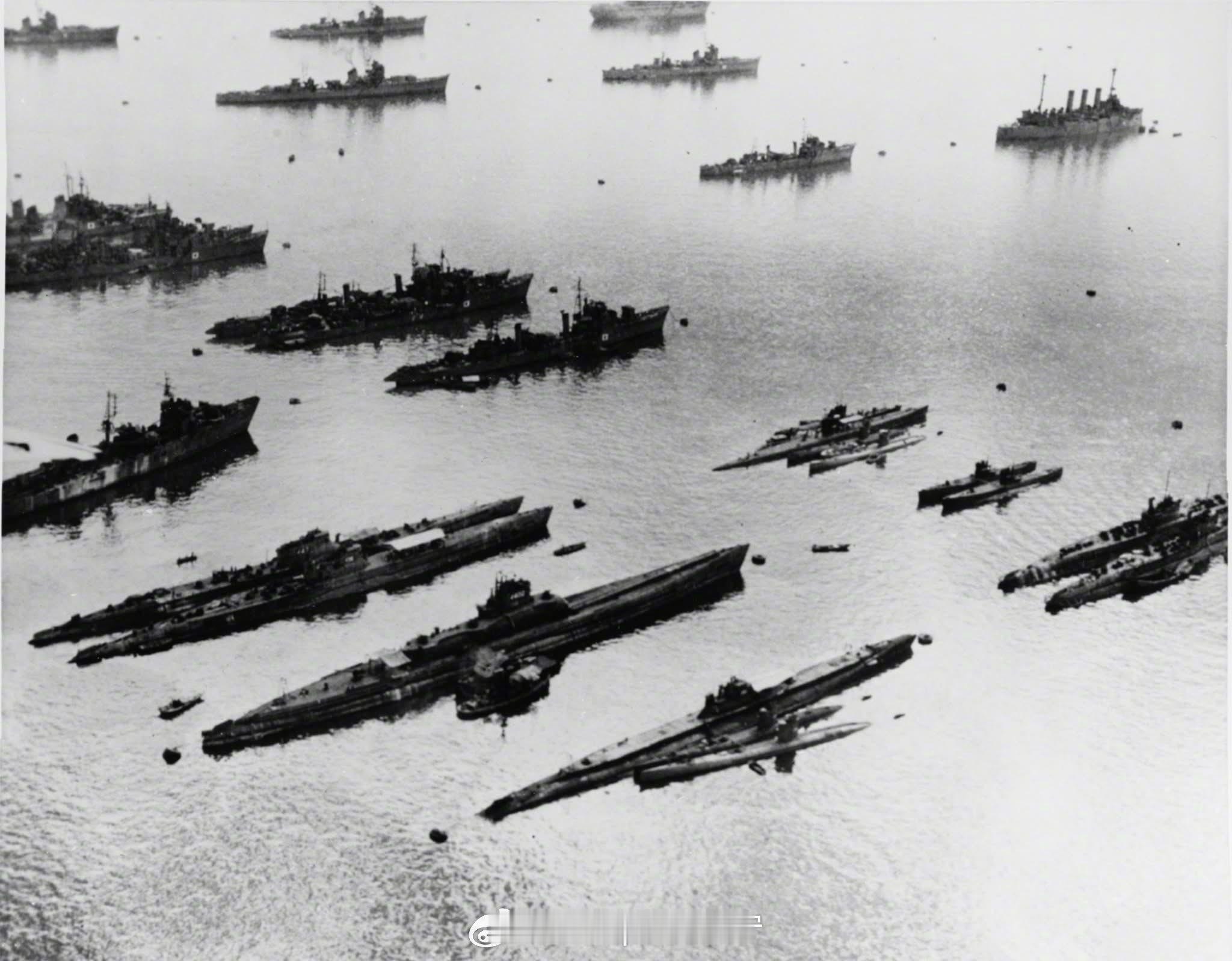 照片中的历史1945年10月日本投降后，停泊在吴港的大日本帝国海军军舰。照片底