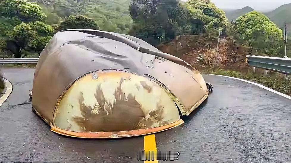 一脚急刹吓出一身冷汗！山东一名男子下雨天驾车行驶在山间弯道，在转过一处急弯之后，