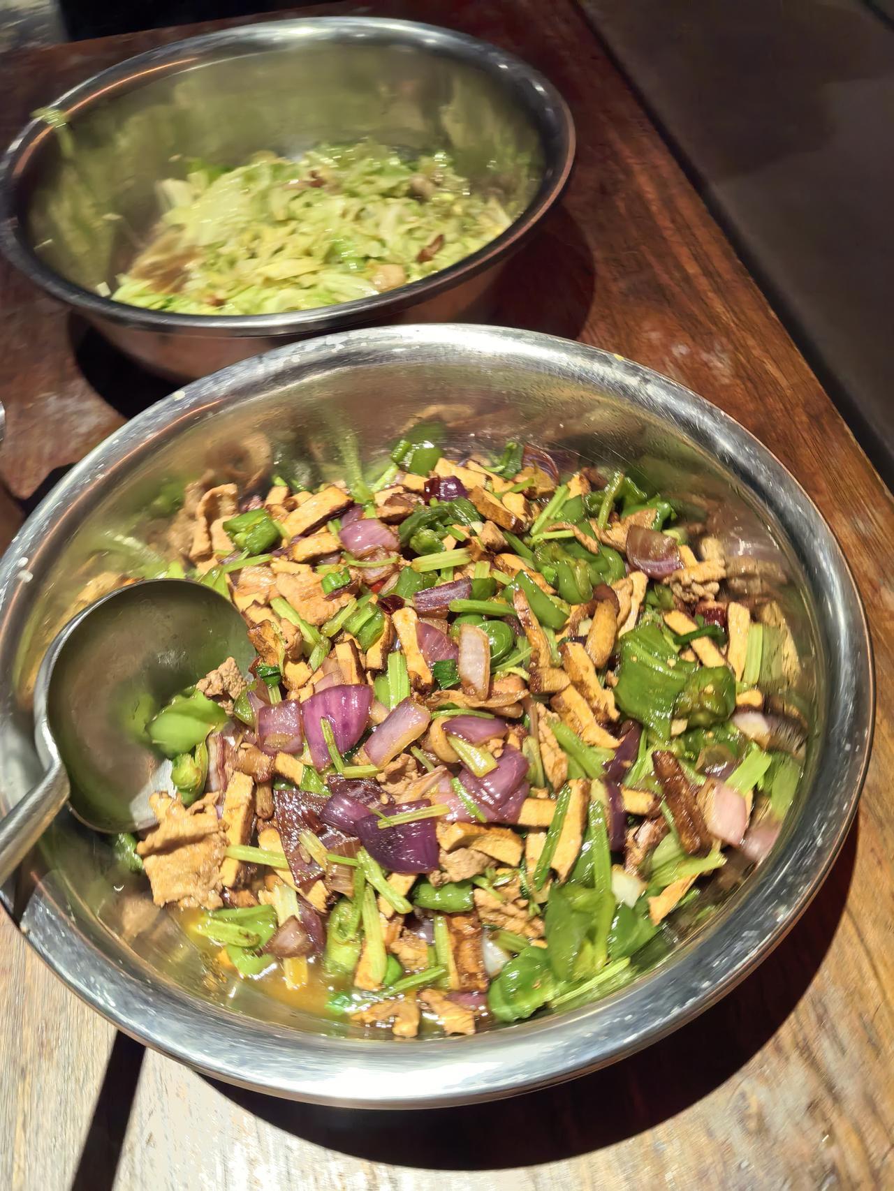 厨师的工作餐，从不将就！别人的工作餐凑活吃饱，我们厨师的工作餐，主打一个“近水