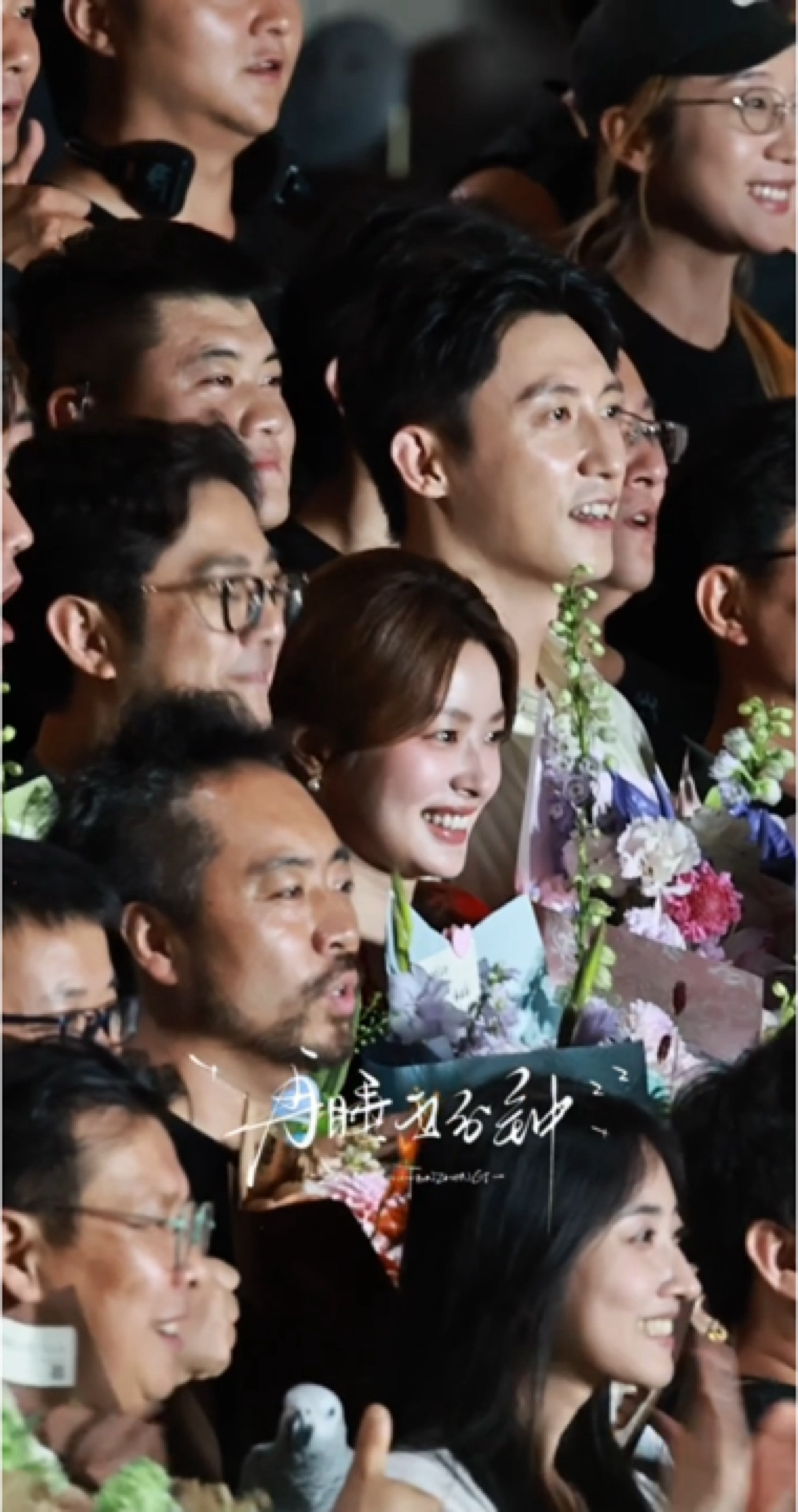 黄景瑜徐若晗杀青捧花合影！！！！黄景瑜徐若晗杀青捧花合影