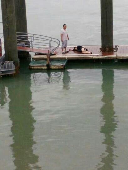 【的哥纵身跳下20多米高大桥救出15岁轻生女孩】20多米的高度，仅仅数秒钟的决