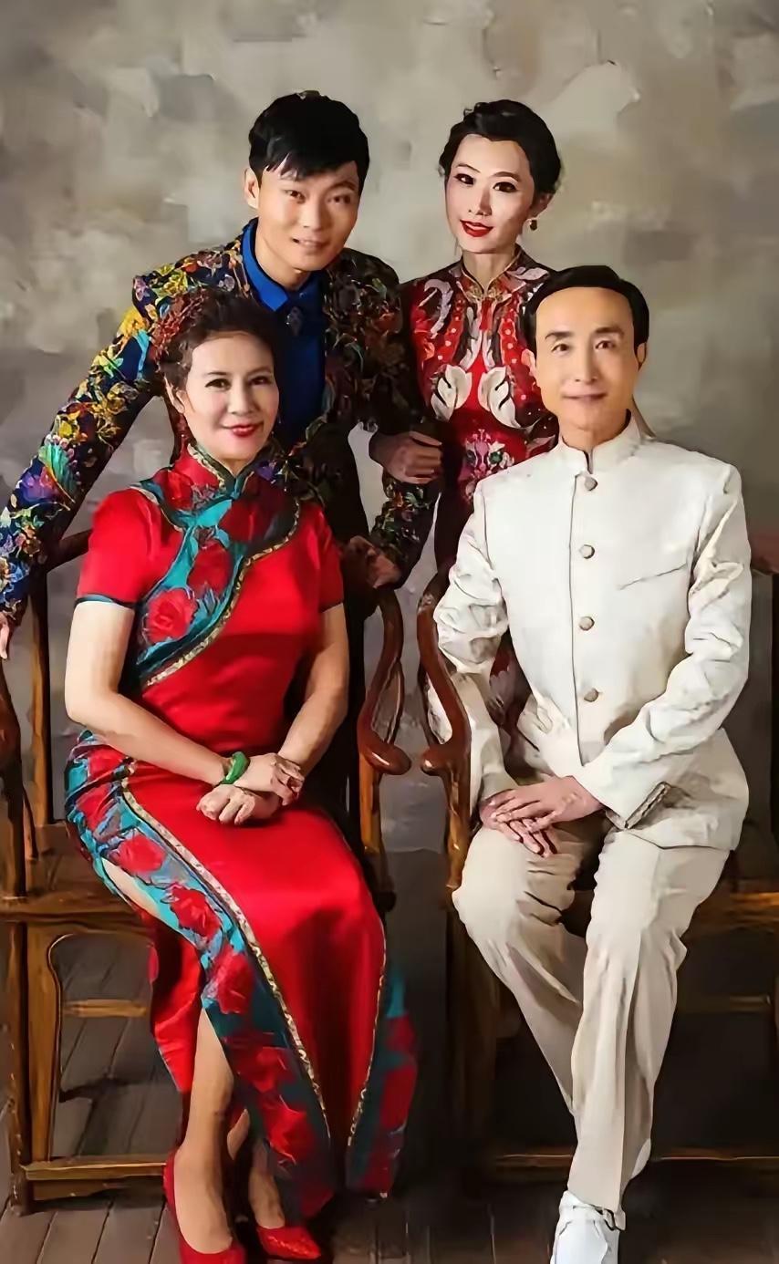 巩汉林夫妇与儿子、儿媳妇，一家人好喜庆。