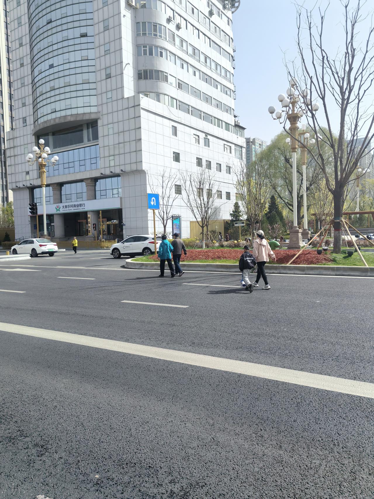 这样过马路真的很危险。——2026年4月5日摄于山西太原新建路龙潭公园附近