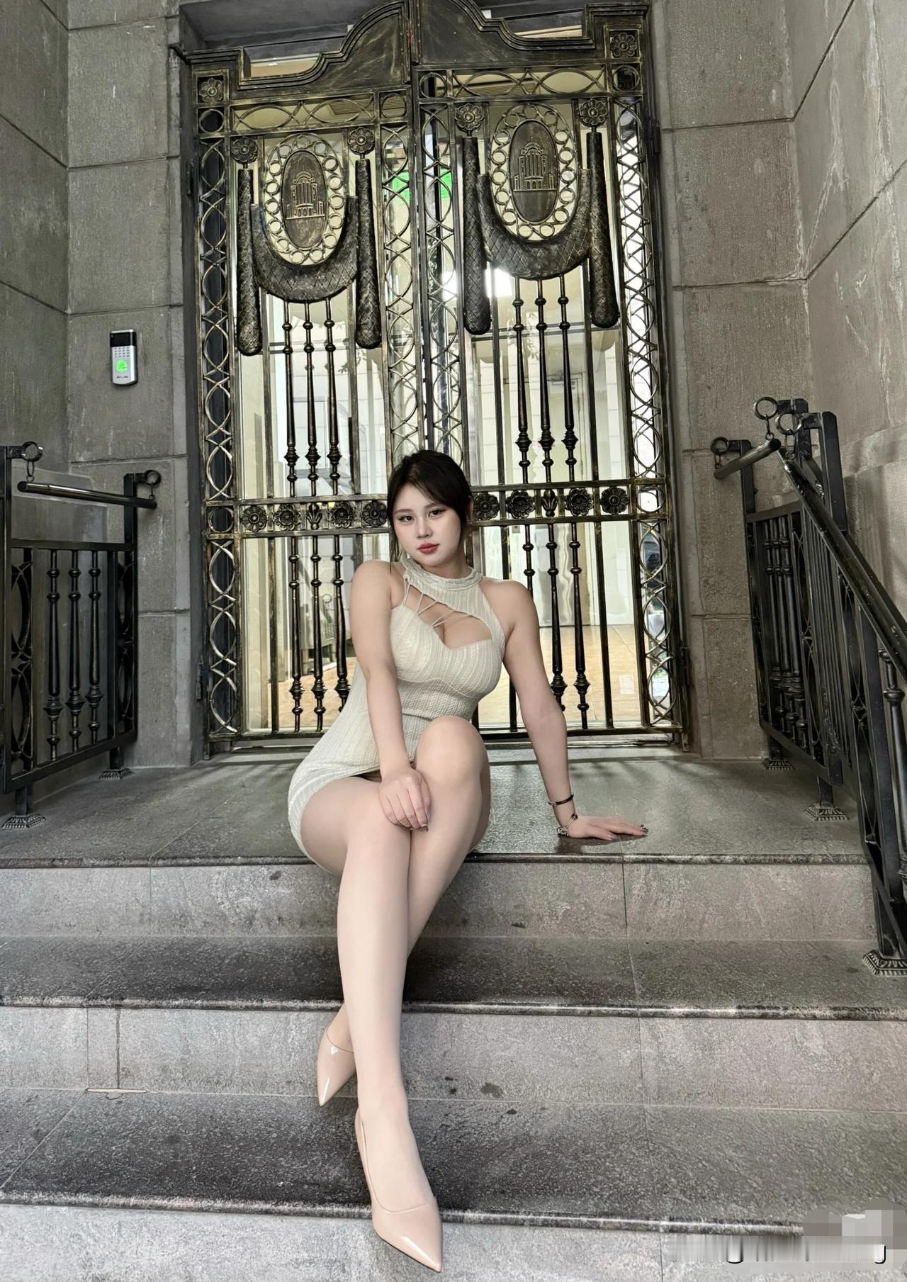 优雅坐于复古门前，尽显时尚魅力对于你现在的生活状态，给我两个字你会为社会无私献