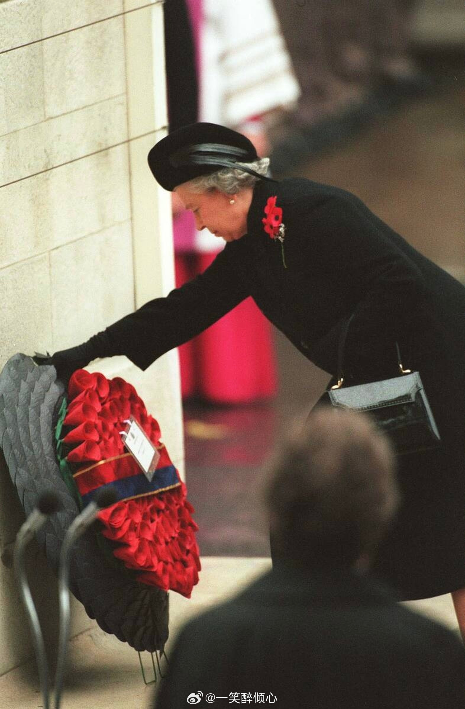 英国王室1998年11月8日，伊丽莎白二世女王率领王室成员在白厅纪念