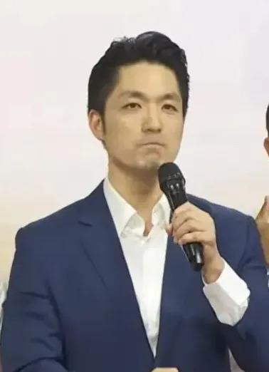 蒋万安7月7日站在台北圆山那场黄复兴大会师的台子上，对着一屋子退伍老兵，把那句"