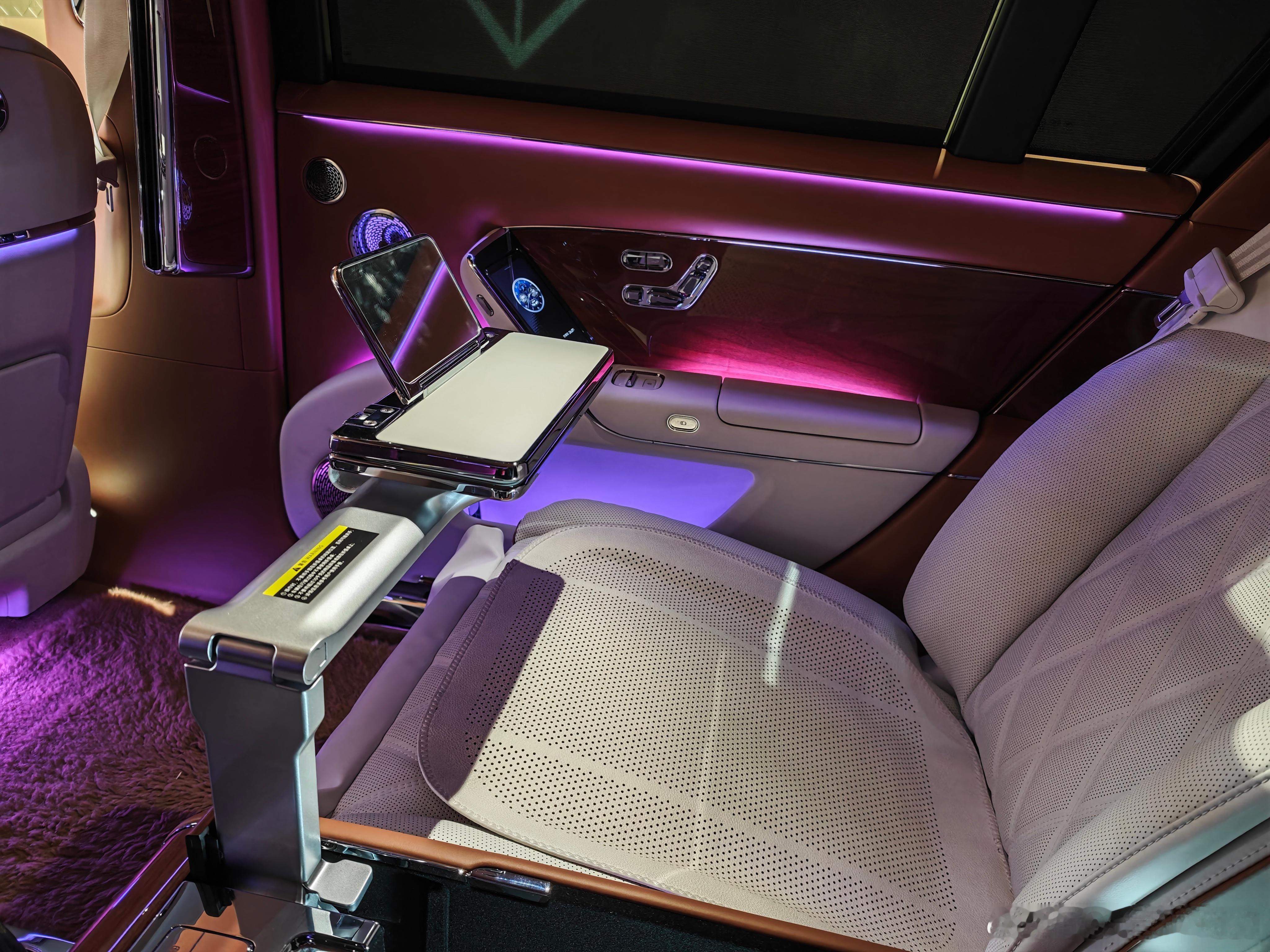 尊界s800二排的可收纳小桌板的整体做工很好，基本与蔚来et9属于同一水准b