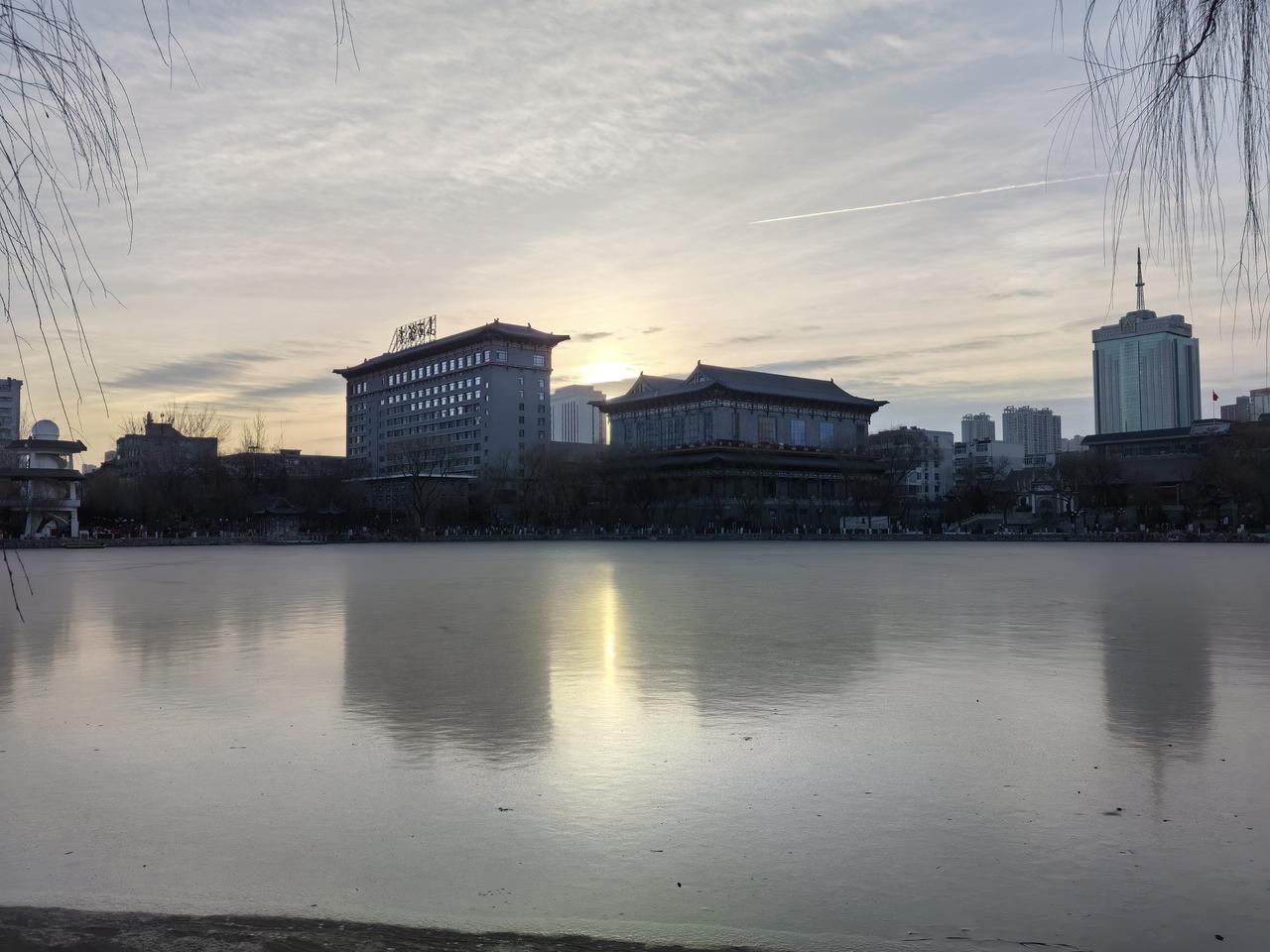 今日大寒，在山西太原，北风啸啸，气温骤降，天寒地冻，也是入冬以来最冷的一天。在这