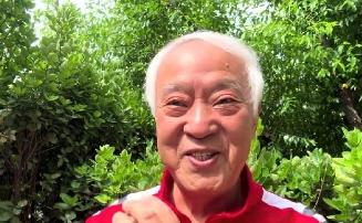 2009年，常宝华收徒宴，25桌大腕儿正喝着呢，牛群猛地站起来：“师父，他成大师
