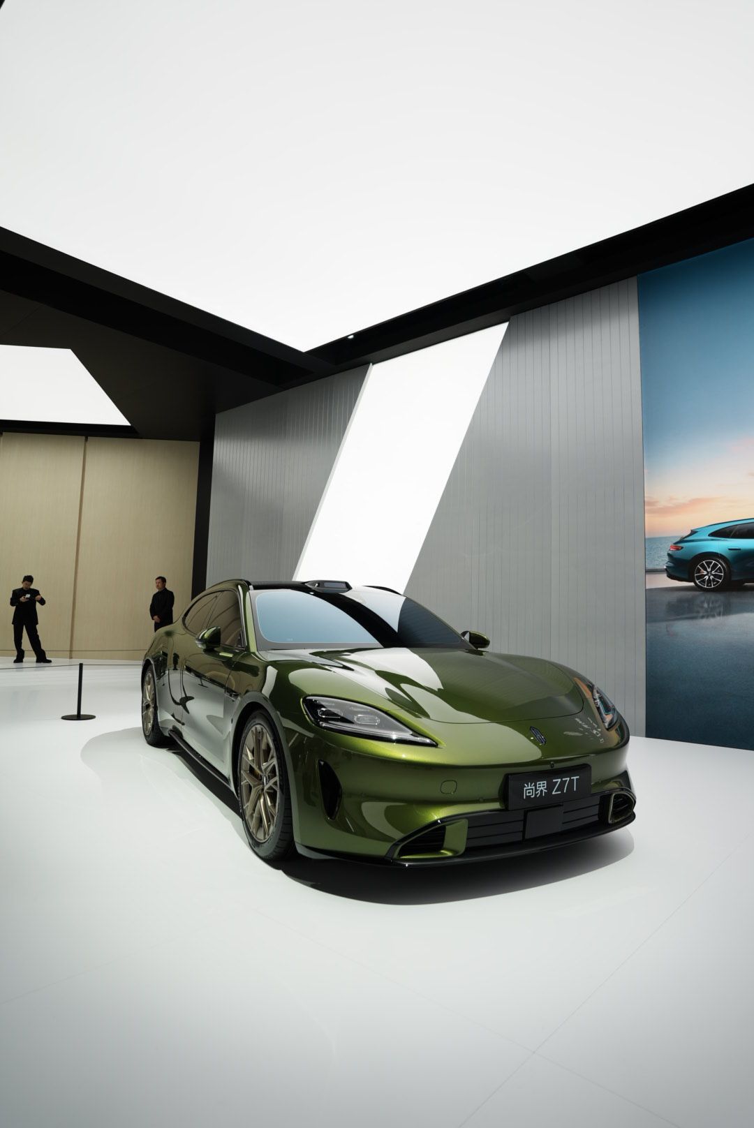 今天发布会上，尚界Z7、Z7T第一次以实车身份登场。Z7用经典的低趴宽肩长车头，
