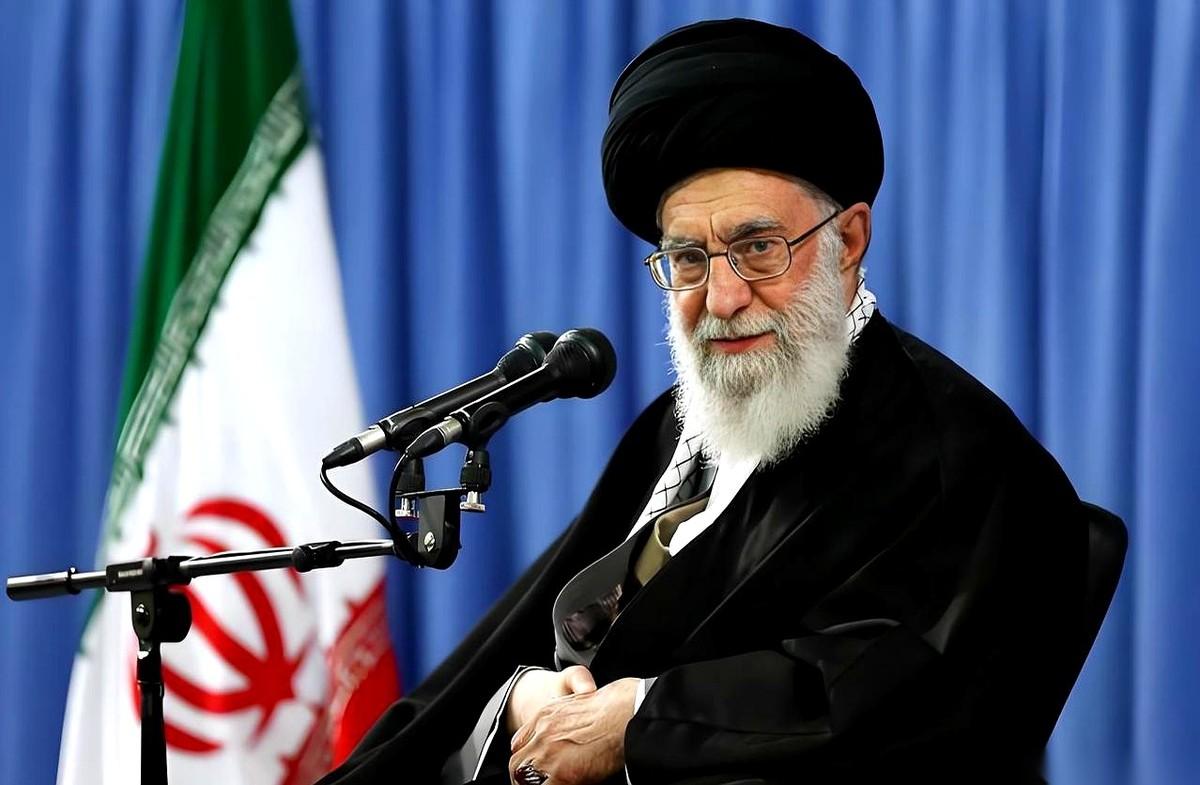 他进地堡，不是怕死。是准备亲手按下那个“同归于尽”的按钮。很多人盯着航母、盯