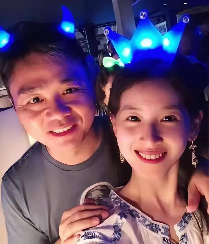 刘强东又上热搜了！这次不是商业布局，也不是行业演讲，而是带着老婆章泽天在老家看球