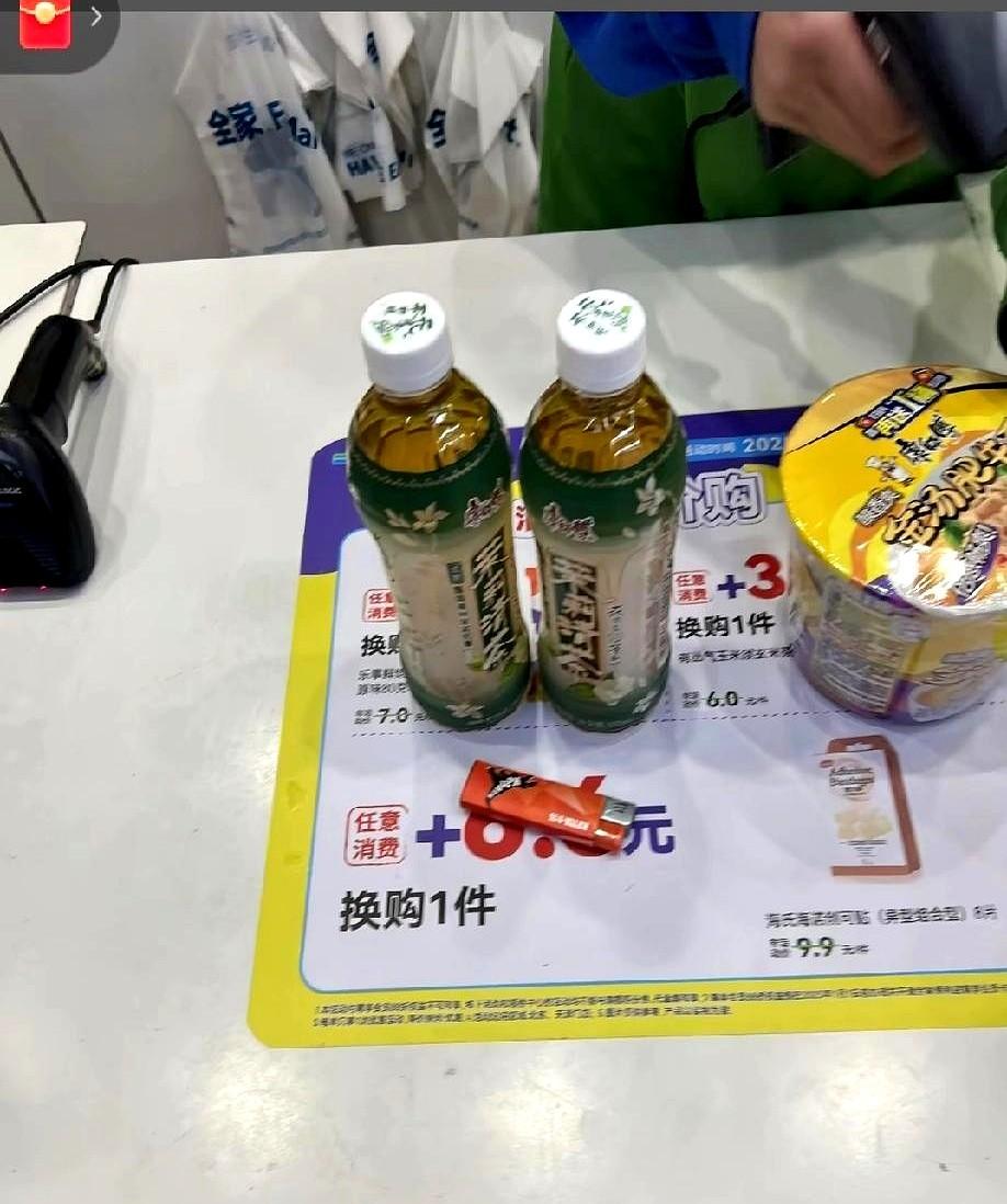 梁志辉凌晨1点在超市靠香烟提神的视频，看了真的破防！现在网上吵翻了，有人说他