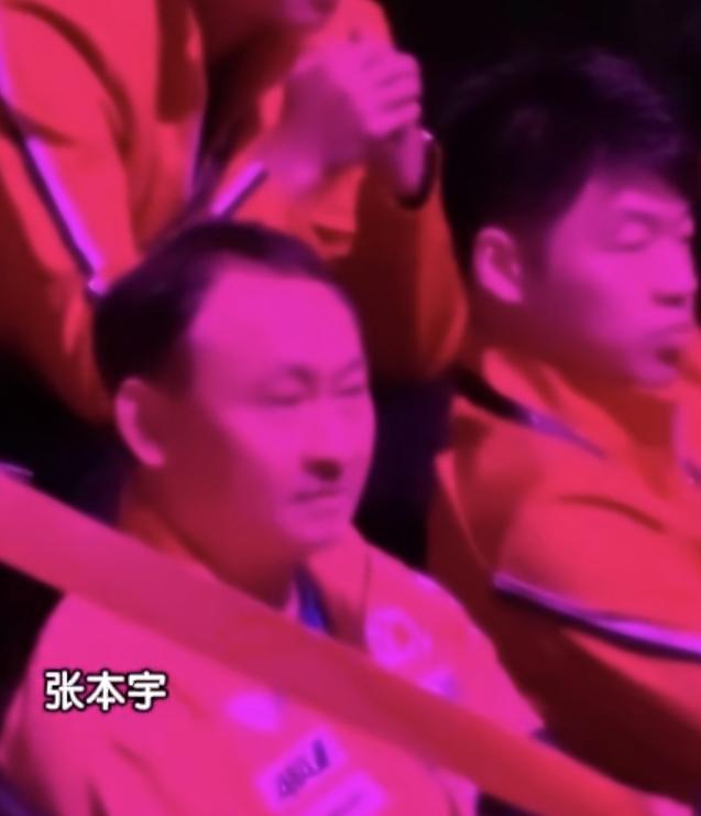 气人！张本智和4:1拿下周启豪的时候，张本宇竟然跑到国乒队伍里，还得意的笑。这