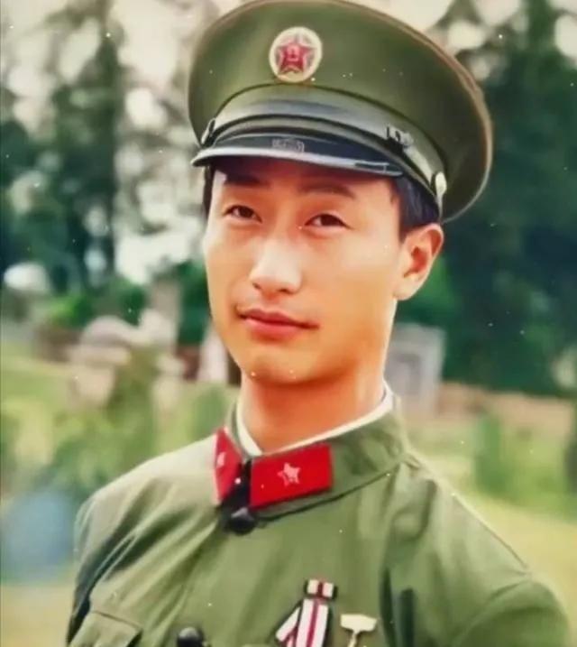 他同英雄岩龙一样，在对越反击战中被誉为“孤胆英雄”，他就是老山一等功臣何伟。何