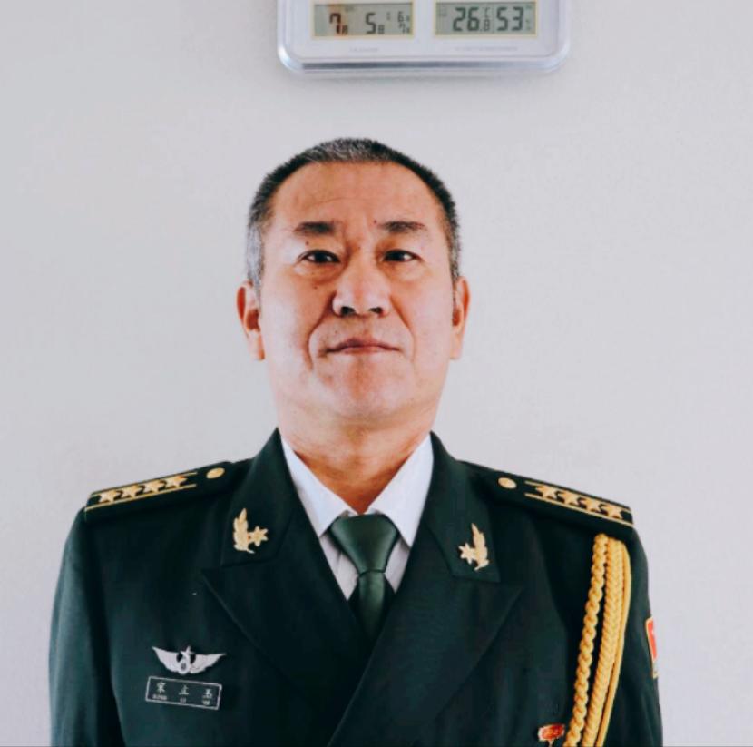 2010年，一辆坦克实弹射击时,一枚炮弹突然卡在炮膛随时可能爆炸！士兵们纷纷撤离