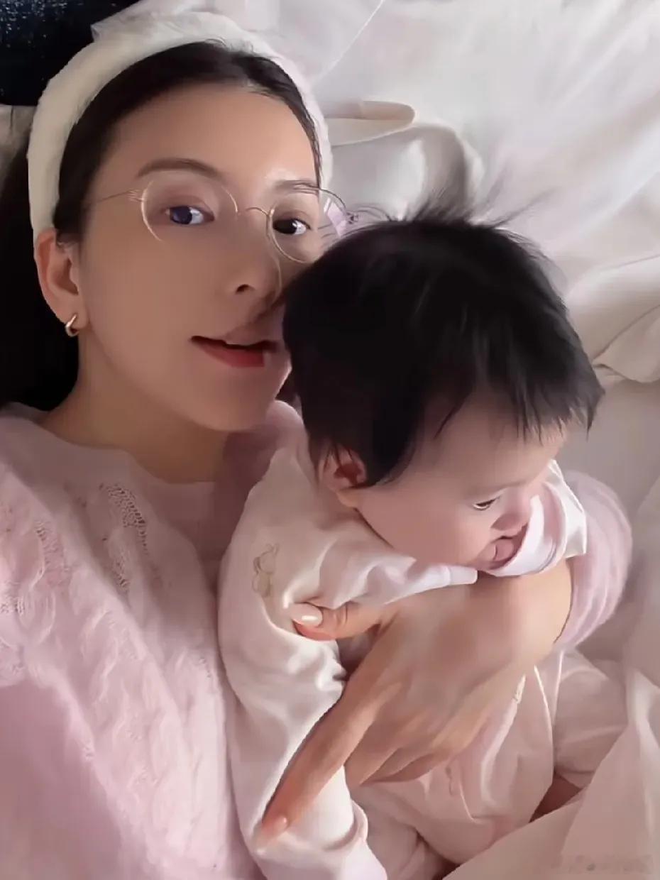 方媛晒小女儿，小宝宝还戴了蝴蝶发夹，从小就爱美！这孩子是去年10月份生的，现在还
