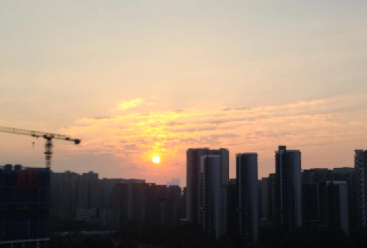 成都，”炼丹炉”！昨天，成都高温黄色预警，气温39度，体感40。两个字:太热。