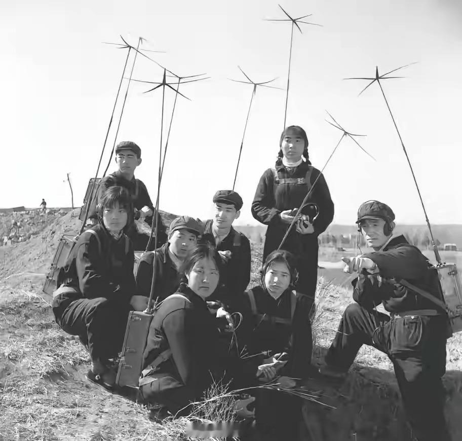 上世纪60年代，河南辉县民兵在训练。图一是训练打飞机，这可不是夸张。志愿军关崇贵