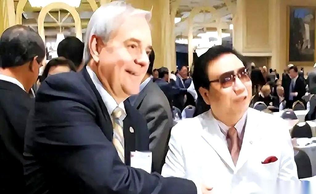7000万人民币，眼睛都不眨地砸给美国大学。转头对着镜头狂怼：“老子自己的钱，