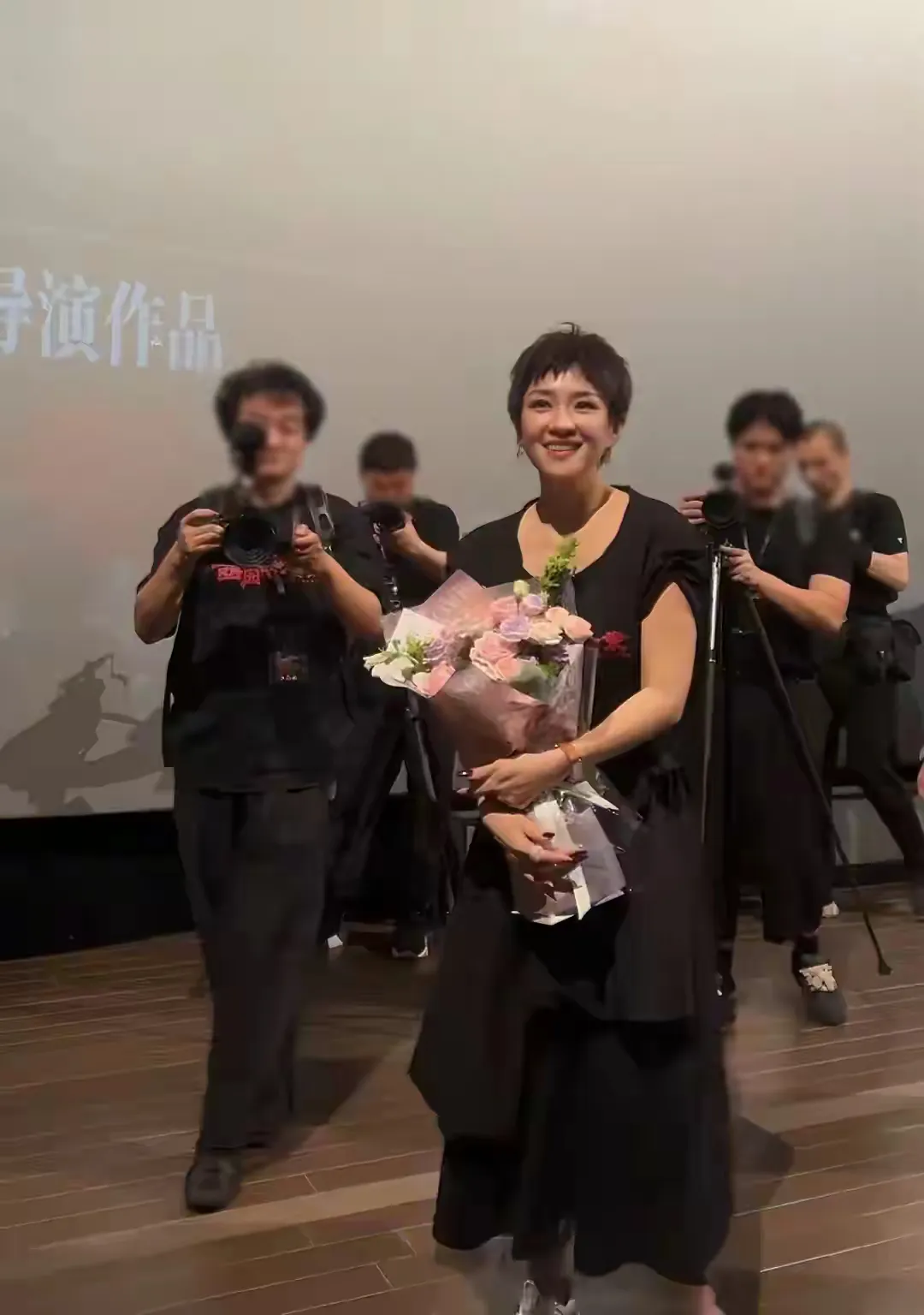 46岁章子怡以短发造型现身，圆脸愈发显得别致耐看