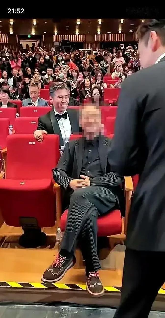 丁勇岱走下领奖台，挨个握手致意。走到陈建斌面前，对方没起身，蒋勤勤更是只顾玩手