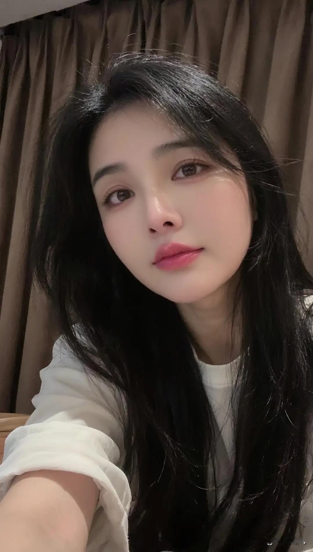 很喜欢冯唐说过的一段话：“男人的弱点，大多是性饥渴；女人的弱点，大多是缺爱
