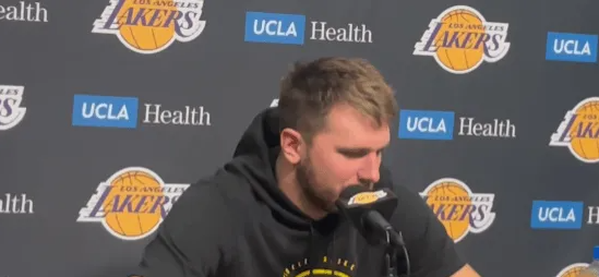 NBA季前赛，湖人116-117不敌国王。赛后，卢卡-东契奇接受了采访，被问到和