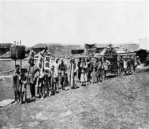 1948年，王春在宅院里听到轻微响动。他走到窗边，看到一个黑影正悄悄在后院转悠