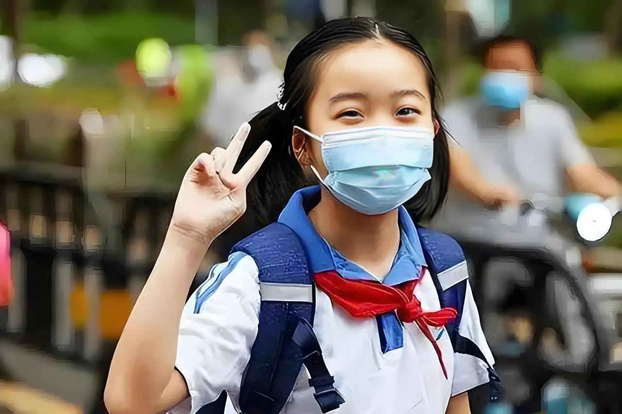 四川推行中小学春秋假，网友们赞同与反对各占一半。第一、春季假放在4-5月，秋