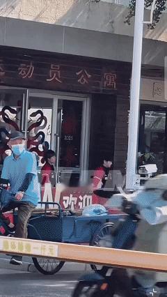 7.18孙颖莎为何生气了？国乒前往中国邮政总部的路上，被路人拍到了莎莎生气了