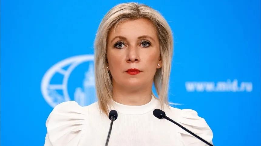 美国和俄罗斯围绕一艘油轮在公海上展开激烈博弈。然而，就在人们还在揣测这出地缘政治