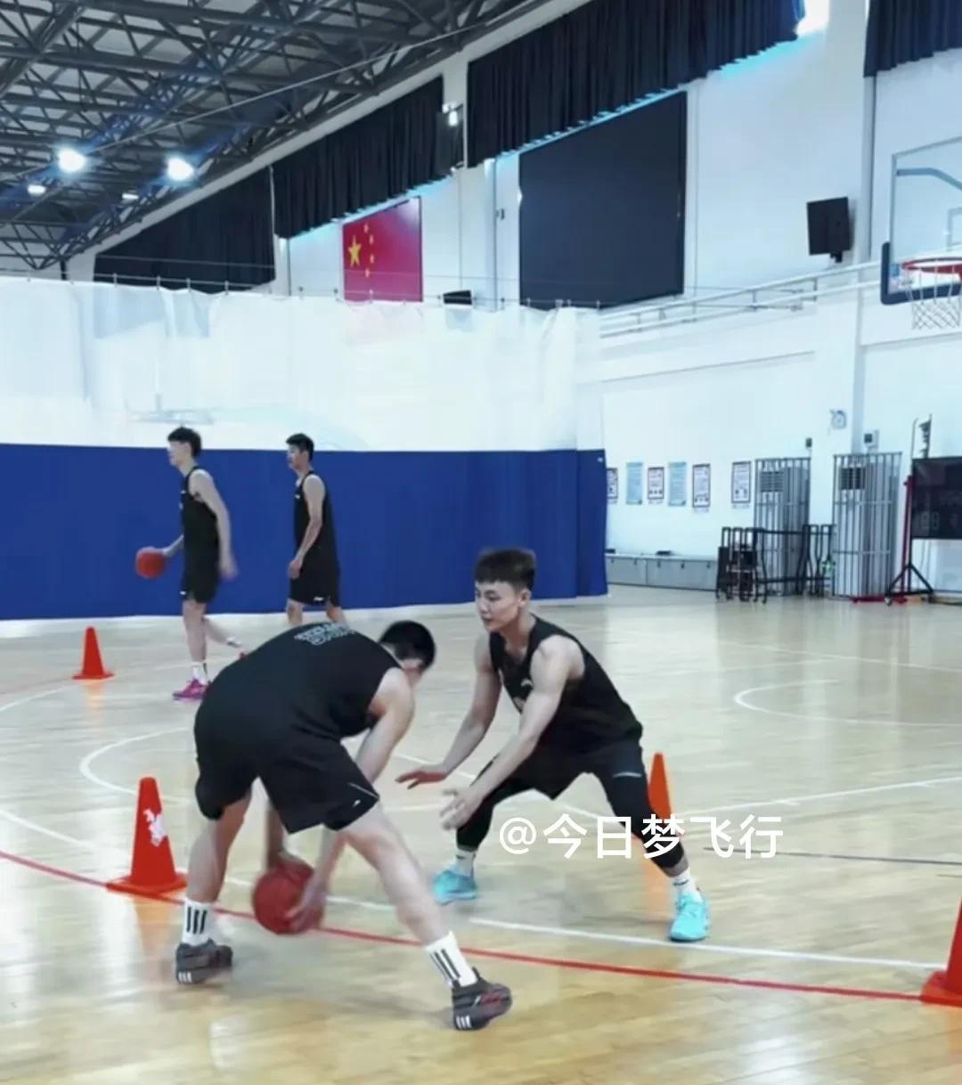 广东队2&3兄弟的日常对抗训练！广东队今年的二沙岛封闭训练与往年有所不同，去年