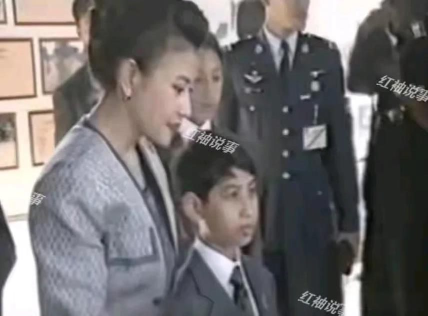泰王漂亮的妃子就只有三个，二妃子，西拉米，苏提达，其他妃子长得都好普通，包括诗妮