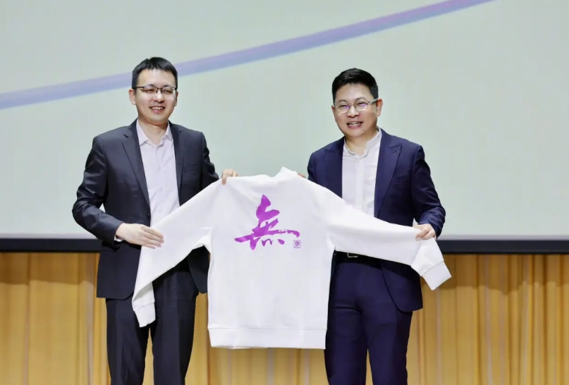 从一件衣服，就可以看得出余承东有多节俭。余承东日前回母校清华大学分享鸿蒙操作系统