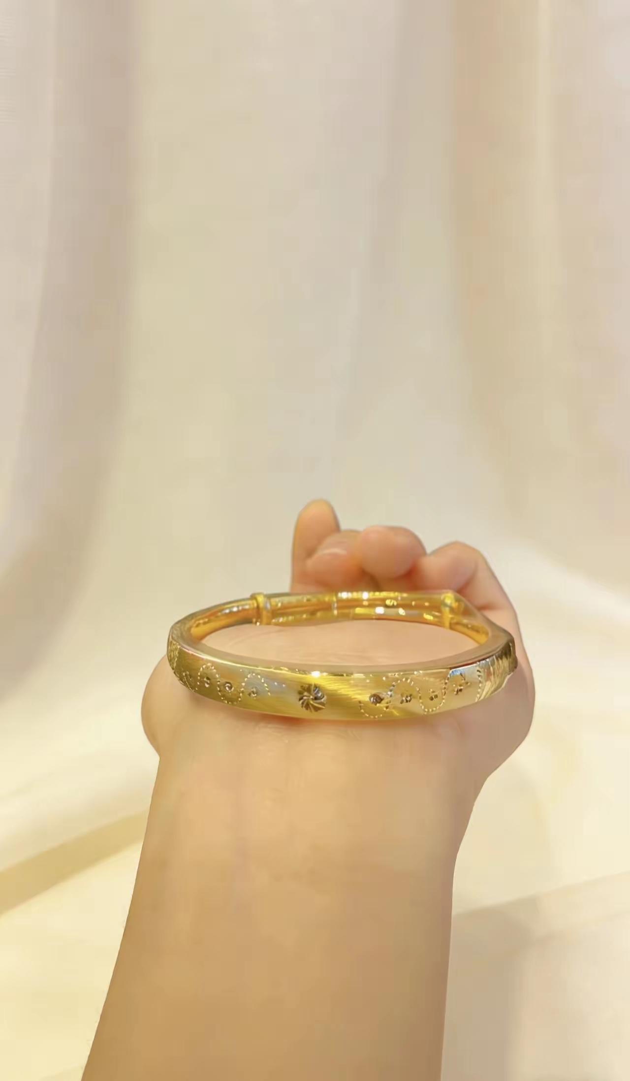 我的闺蜜可是个不简单的人物她家超市的法人代表是她，房子车子也都在她名下去年，