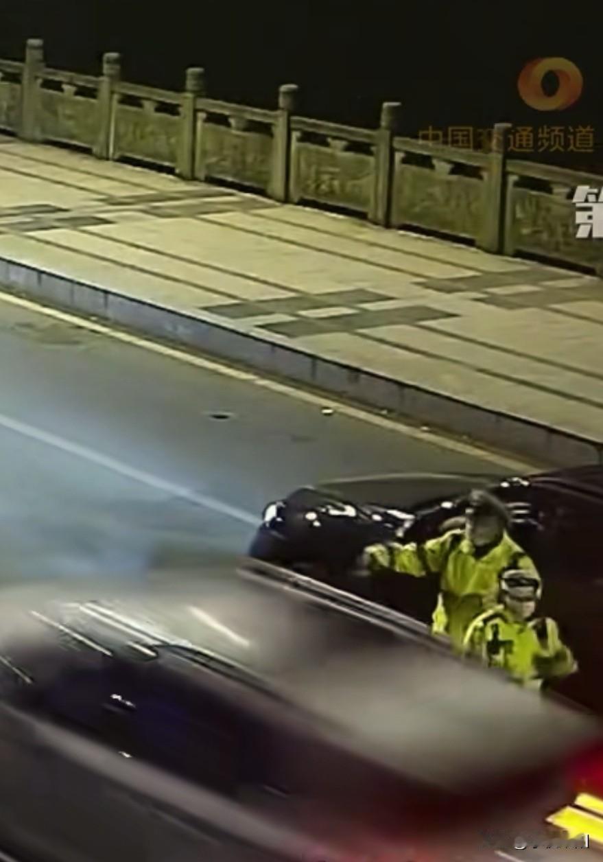 好家伙，三次冲卡，跑得了和尚跑不了庙。四川某地交警深夜查酒驾时，一名SUV车主因