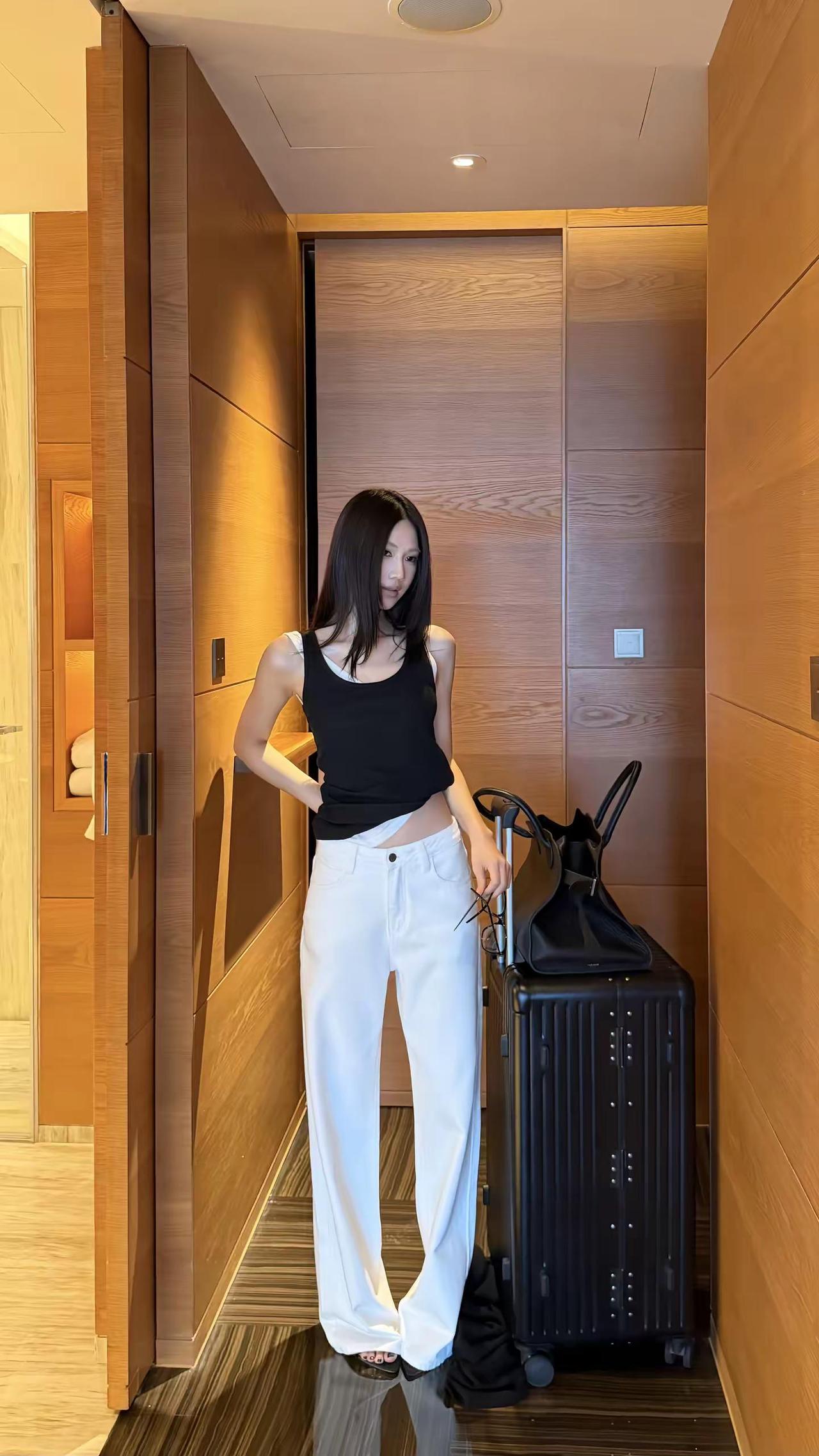 春夏穿搭需要一条抗搭的牛仔裤。穿搭