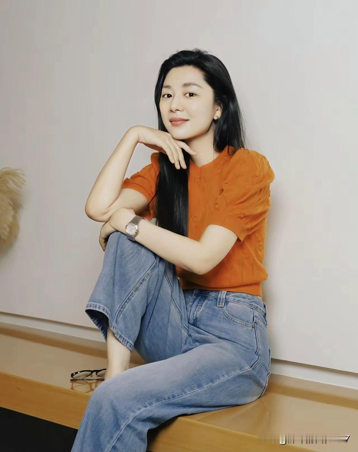 元气少女穿搭，复古橙色上衣和牛仔裤简直是绝配！橙色系衣服充满活力，减龄效果一流，