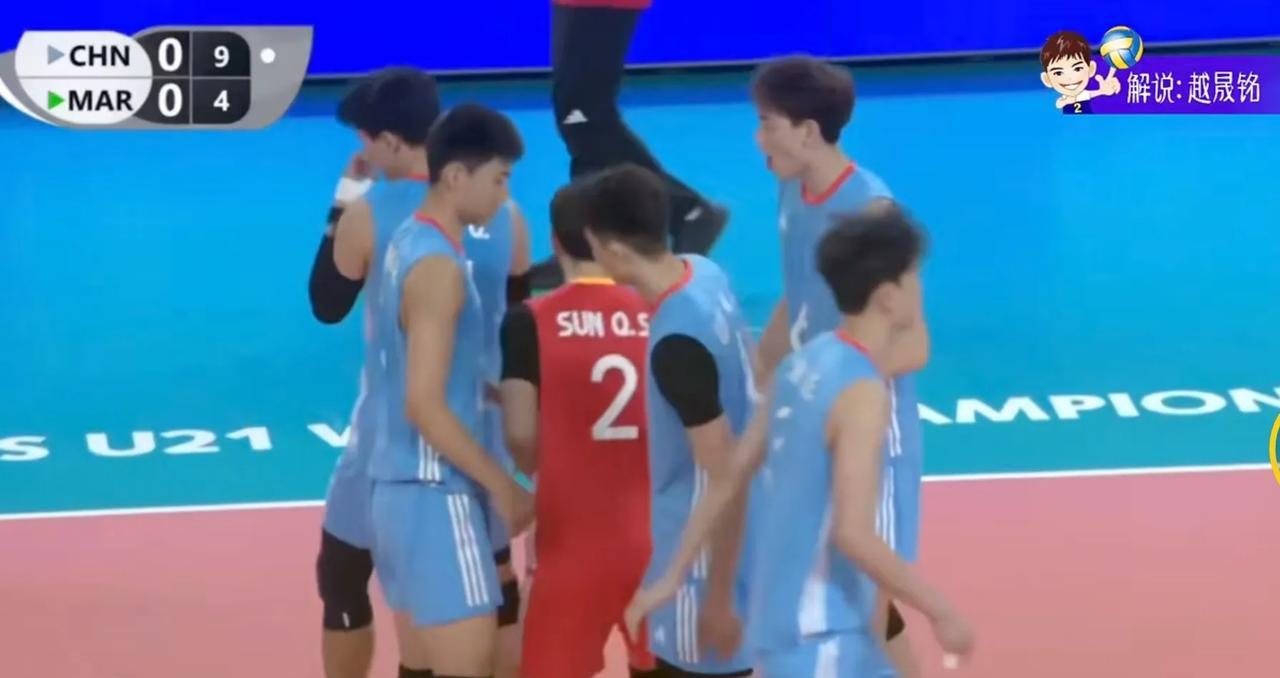 面对实力不及中国U21男排的摩洛哥U21男排，中国小男排发扣拦全面占优，第一局赢