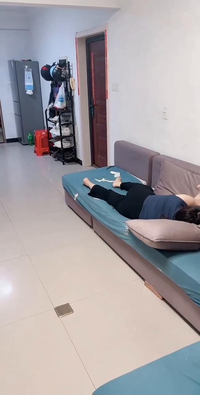 有人。这娘们可不像好人。