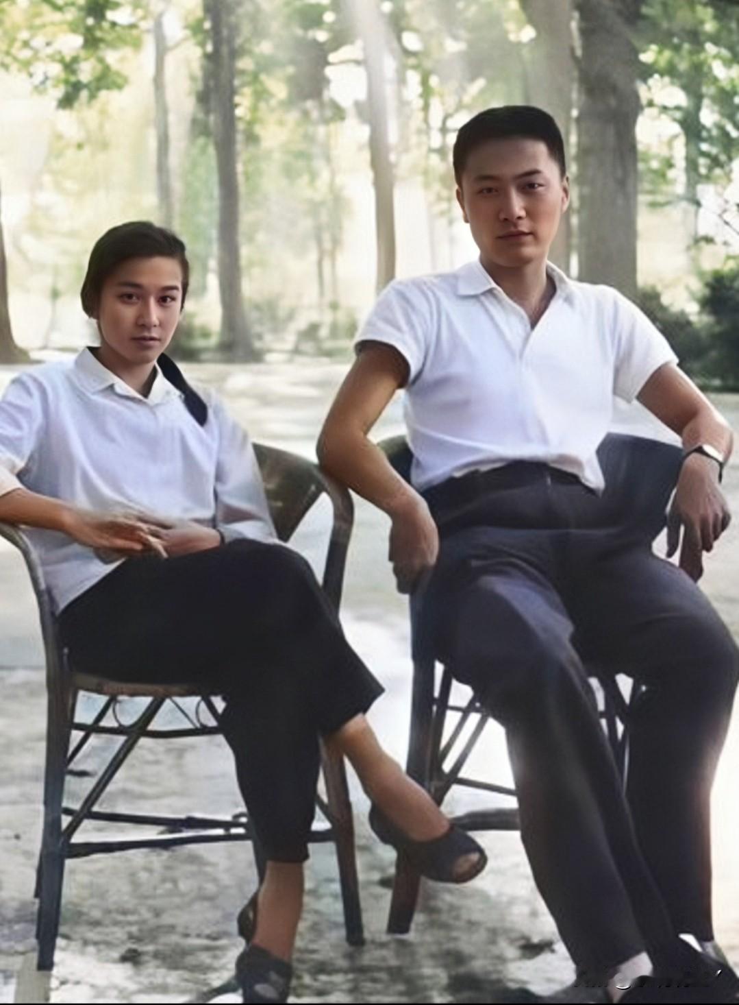 这才是陈毅元帅的儿子陈小鲁与粟裕大将的女儿粟惠宁年轻时的真实貌相，绝非演员所扮演