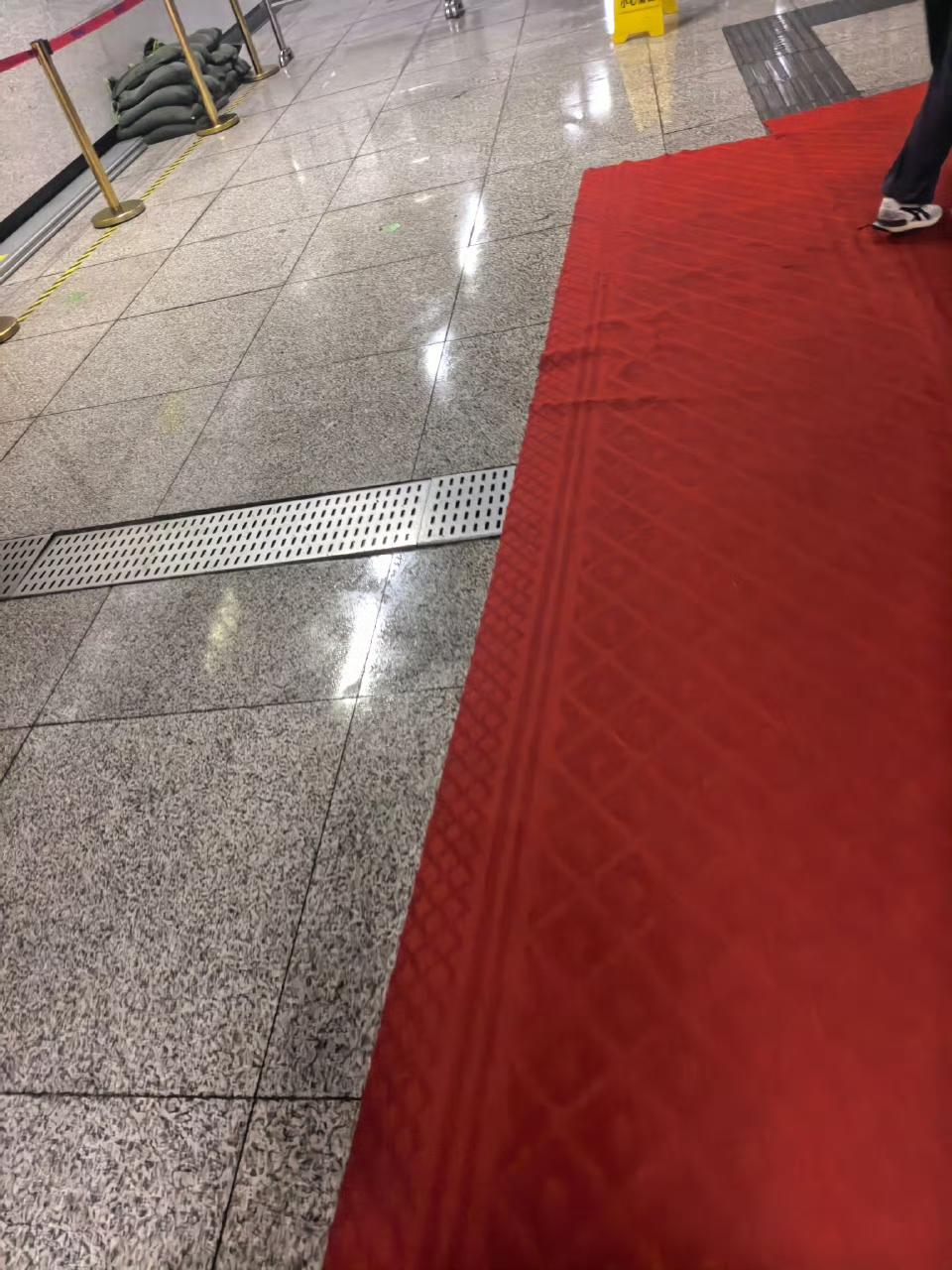 终于弄明白了！武汉湿度100%到底啥感觉？不是潮，是又湿又热，像“大闷炉”。