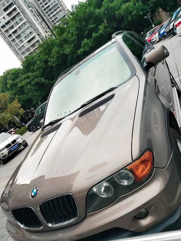 宝马X5顶配，22寸轮毂+空气悬架，公路之王名不虚传