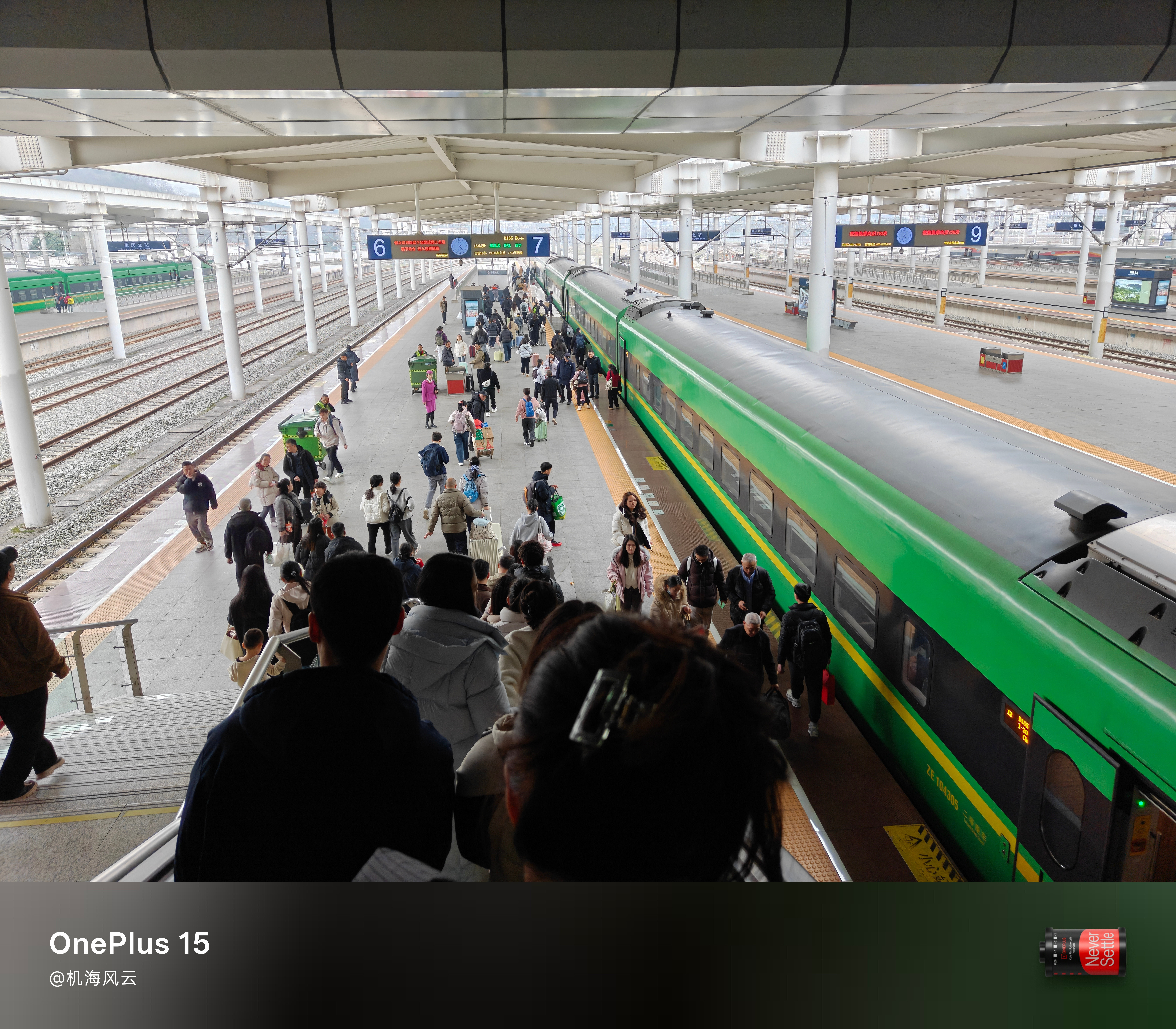 感受一下重庆北站的春运盛况，不过这个高铁车厢🚇桌子设计得不错，像餐车重庆·重