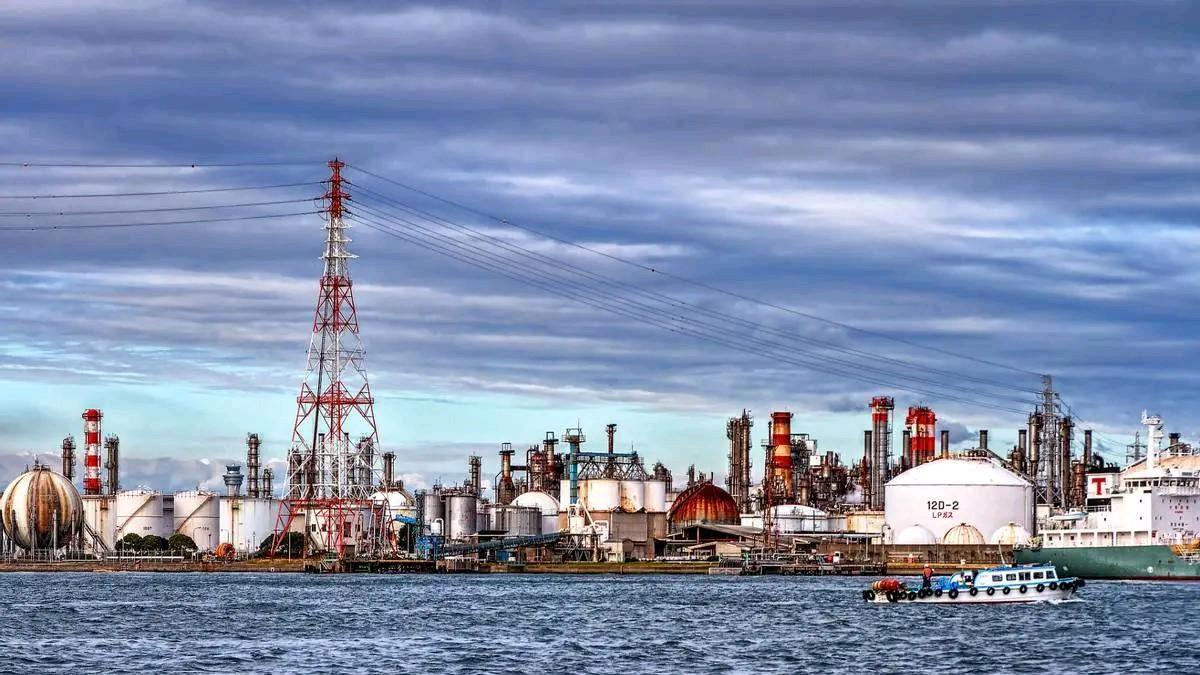 在美伊冲突中，俄罗斯成为了显著的受益者。从经济角度而言，能源危机为俄罗斯带来了丰