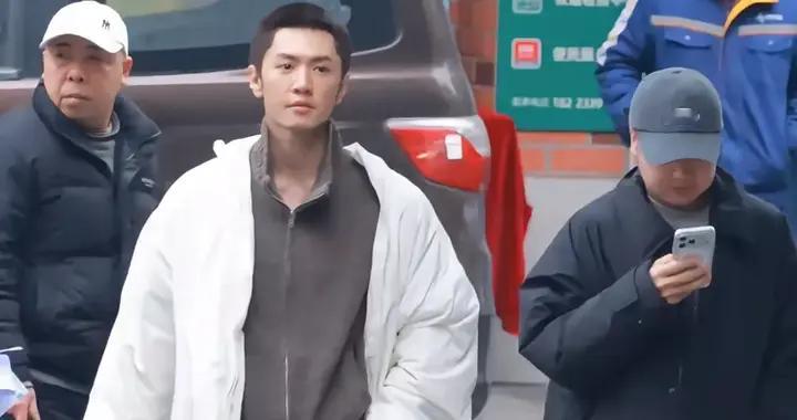 陈哲远寸头造型惊艳全场！粉丝直呼老公，假发逼真到难以分辨