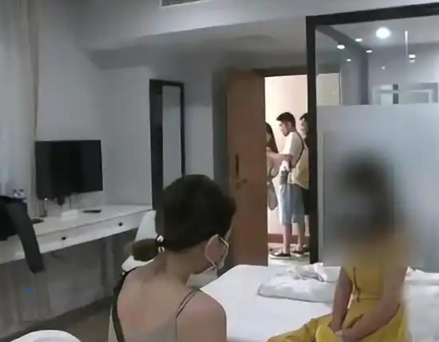 江苏南京一男子和女友入住某酒店463房间一晚430元，晚上八点半男子穿内衣坐